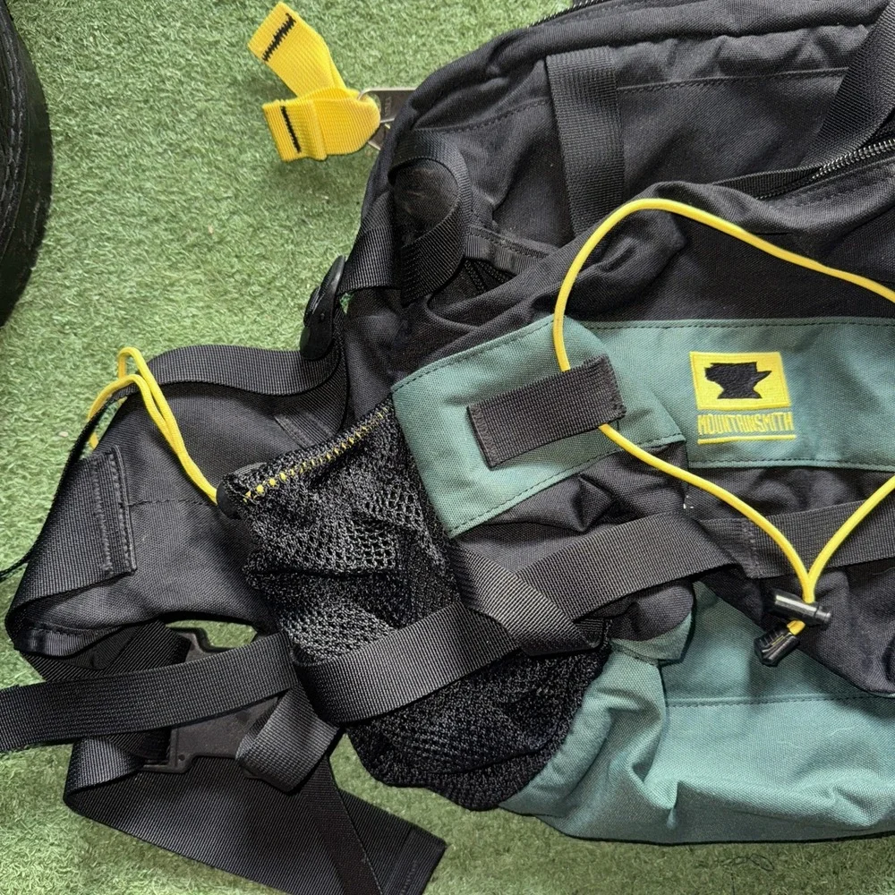MOUNTAINSMITH Black/Yellow Lumbar‎ Waist Fanny Day Pack Bag Hiking - Picture 2 of 9
